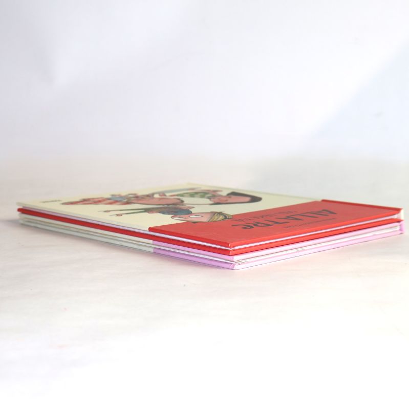 Två tunna barnböcker staplade på varandra med ljusa omslag