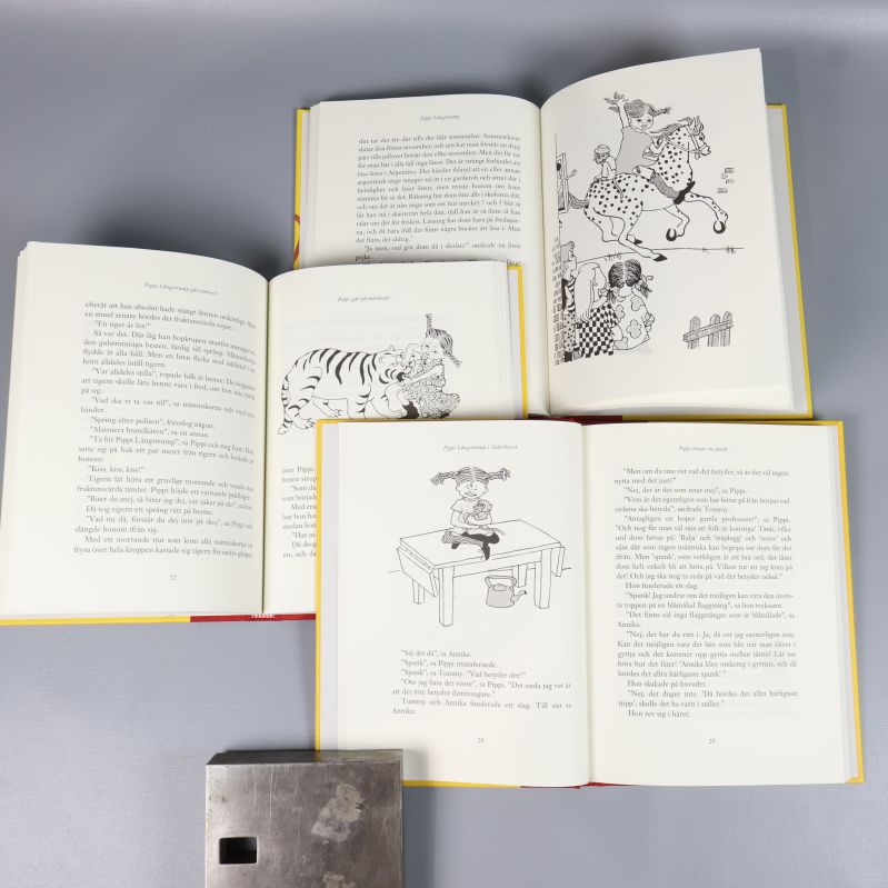 Uppslag ur de tre Pippi-böckerna visar text och svartvita illustrationer