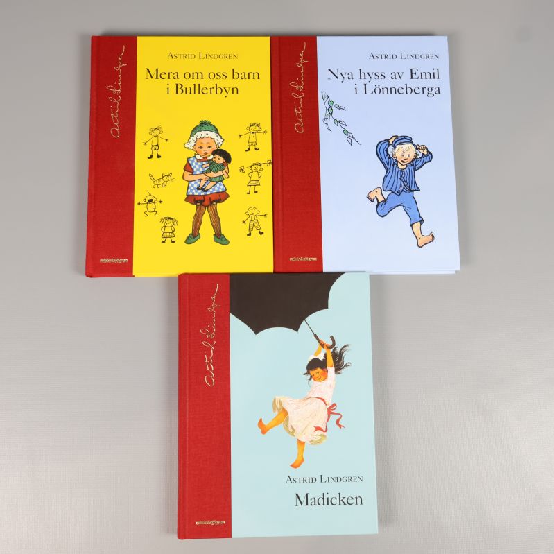 Tre böcker av Astrid Lindgren med färgglada omslag uppifrån