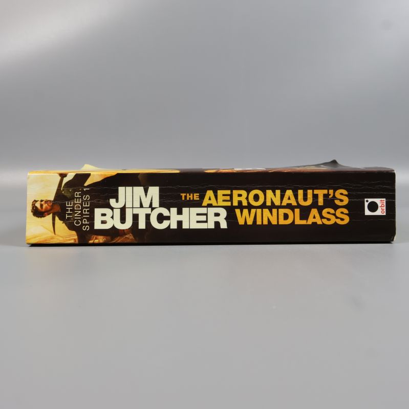 Bokrygg till The Aeronaut's Windlass med tydlig titel och författare