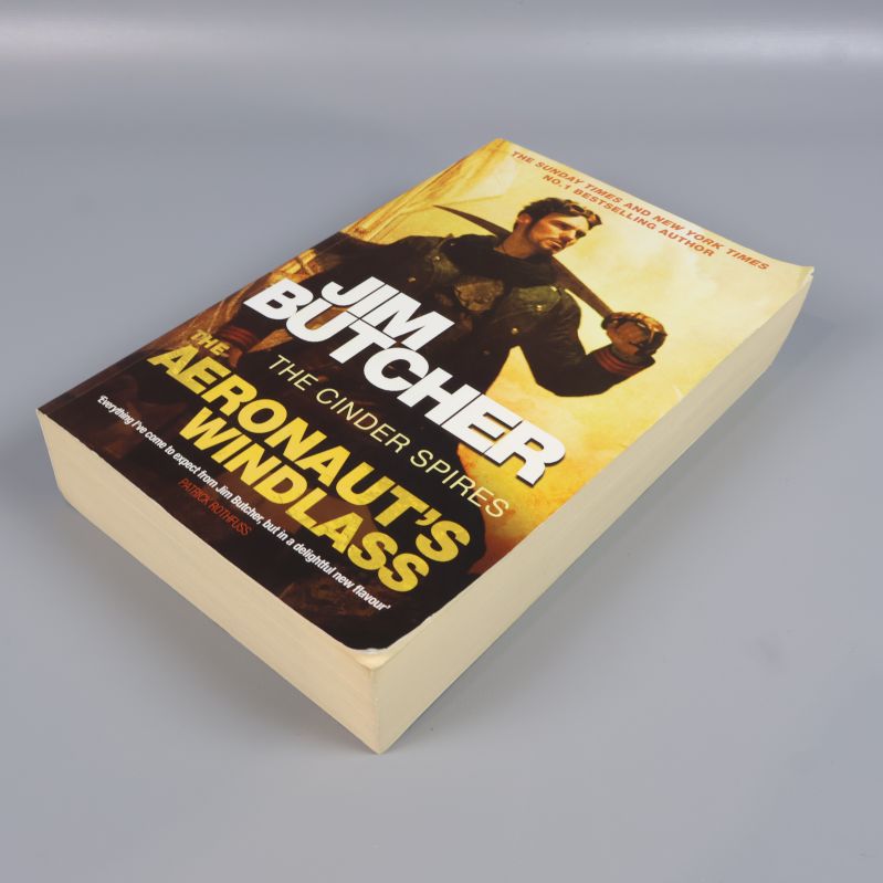 The Aeronaut's Windlass i pocketformat sedd snett framifrån