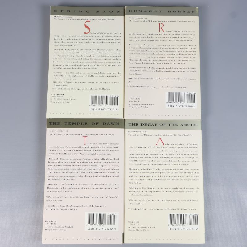 Baksidor av fyra böcker ur The Sea of Fertility-serien med synliga ISBN