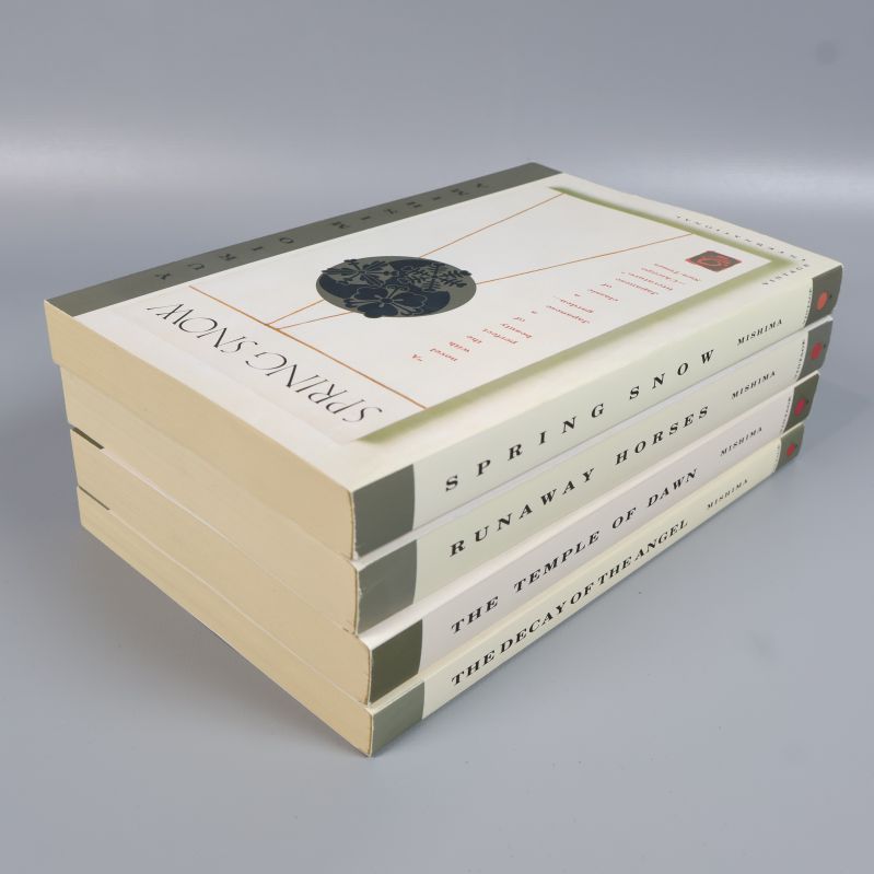 Snett staplade fyra pocketböcker från The Sea of Fertility-serien