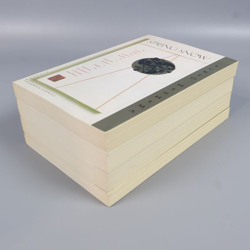 Lutad trave med fyra böcker ur The Sea of Fertility-serien, översta boken Spring Snow