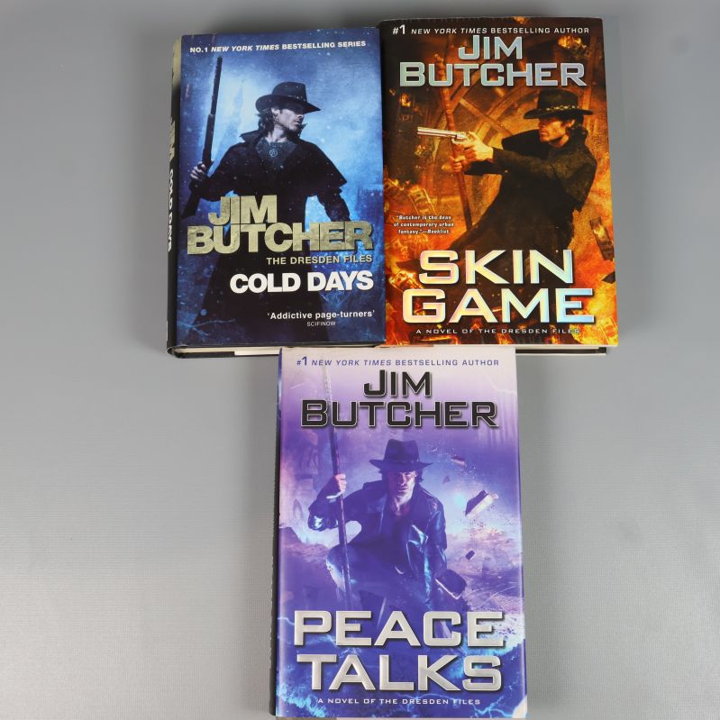 Tre böcker ur Dresden files-serien upplagda med fronterna synliga, titlarna Cold Days, Skin Game och Peace Talks