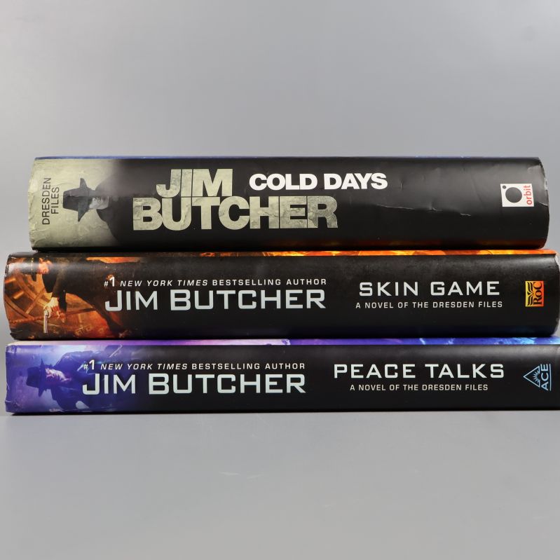 Ryggarna på tre böcker från Dresden files-serien staplade på varandra