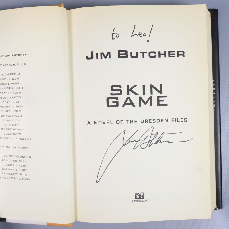 Signerad inlaga av boken Skin Game från Dresden files med autograf