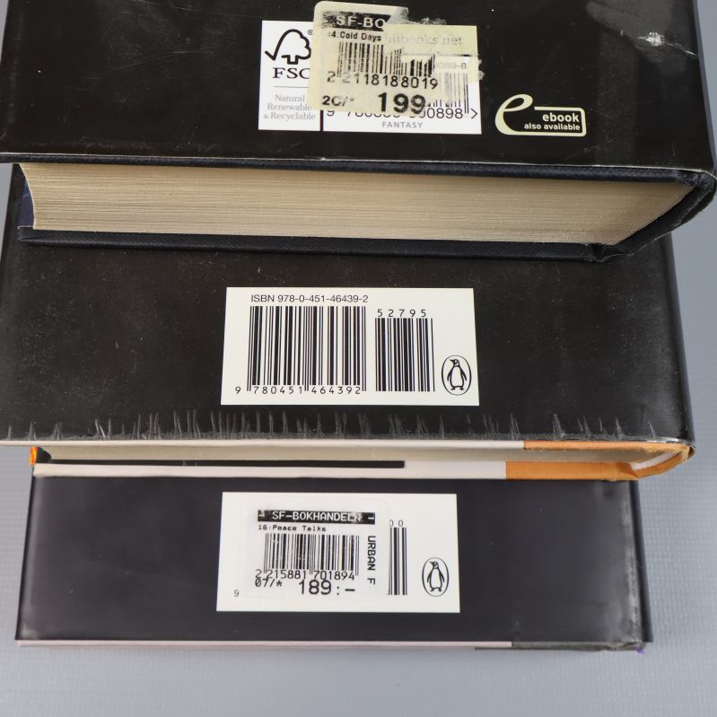 Närbild på streckkoder och ISBN på böckernas baksidor