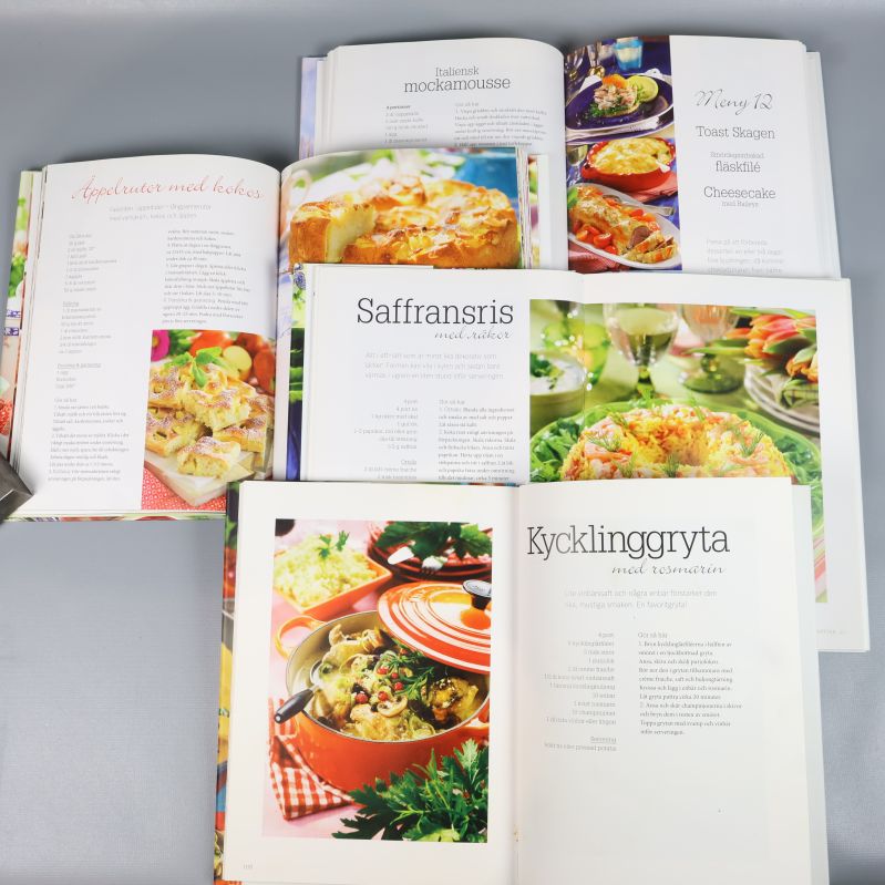 Uppslagna sidor i Hemmets kokböcker med recept och färgbilder på mat