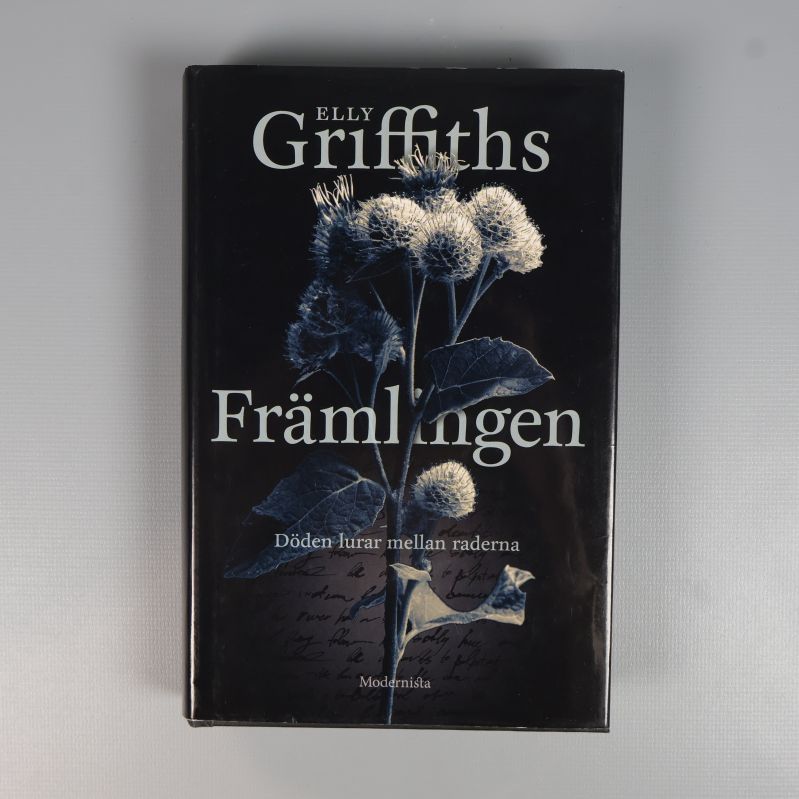 Framsidan av boken Främlingen med växtmotiv och titeln tydligt synlig