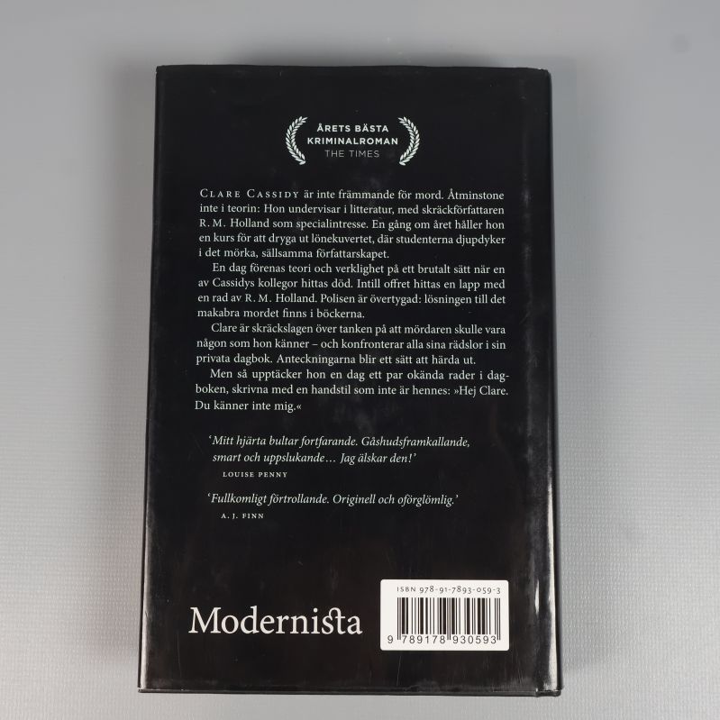 Baksidan av boken Främlingen med beskrivande text och ISBN