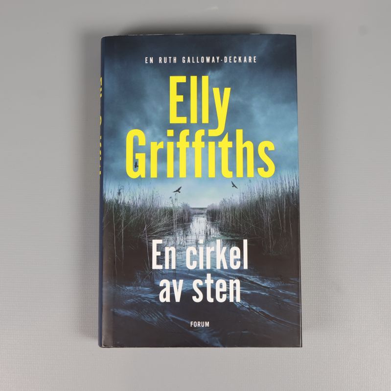Framsida av En cirkel av sten av Elly Griffiths med blått omslag