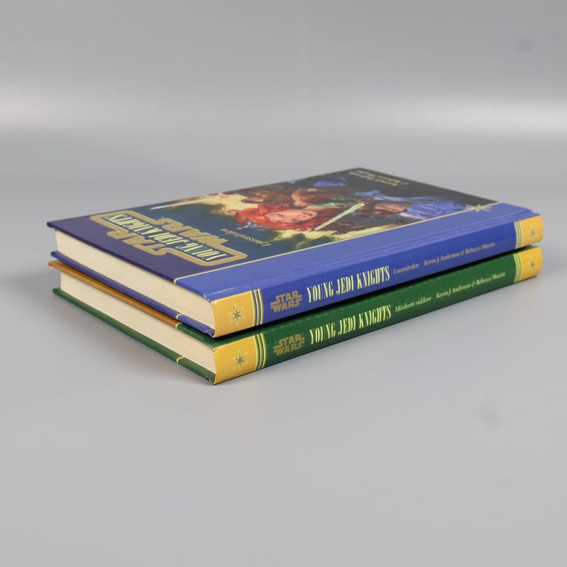 Young Jedi Knights böcker staplade snett med fokus på pärmar