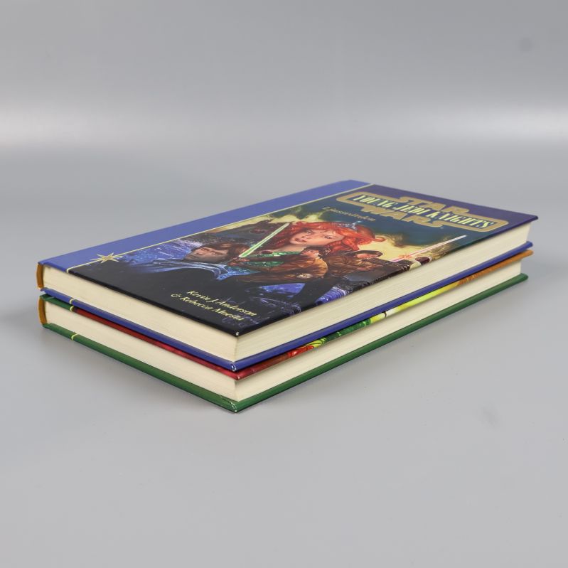 Young Jedi Knights böcker staplade med översta boken i fokus