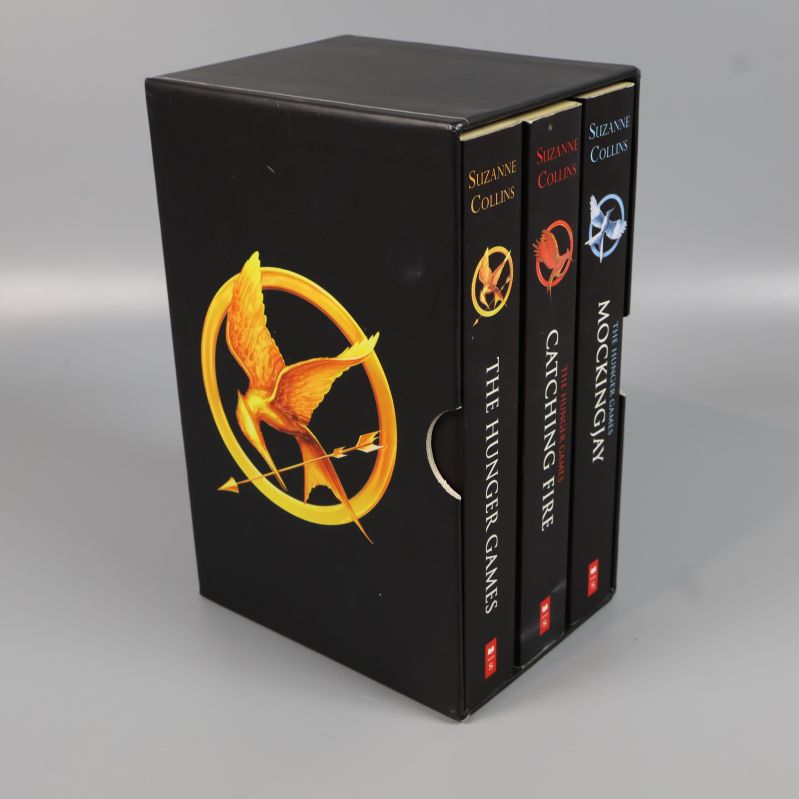 The Hunger Games-trilogin i snygg svart box med gyllene symbol