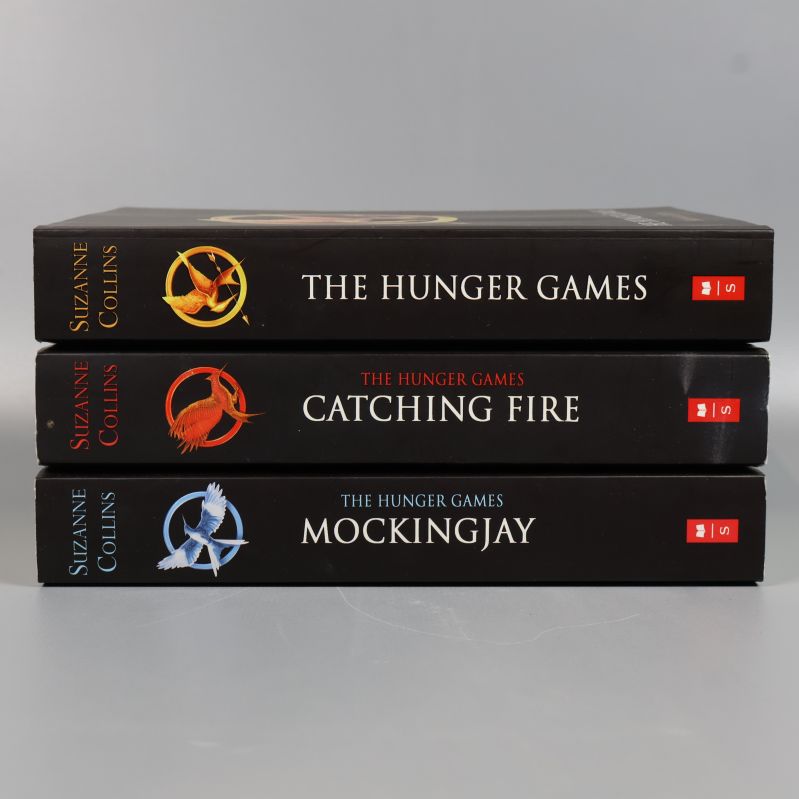 Bokryggar med titlarna The Hunger Games, Catching Fire och Mockingjay