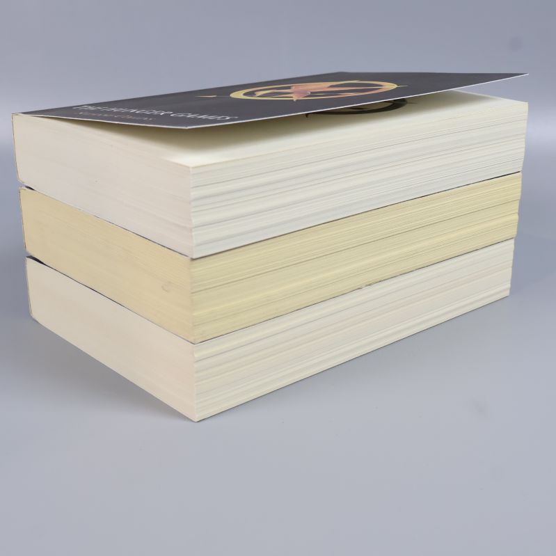 Närbild av ISBN-etikett på The Hunger Games med streckkod