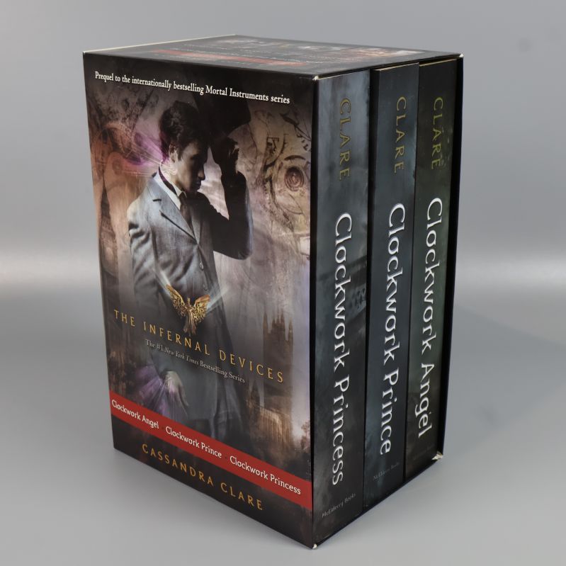Bokbox The Infernal Devices med tre böcker av Cassandra Clare