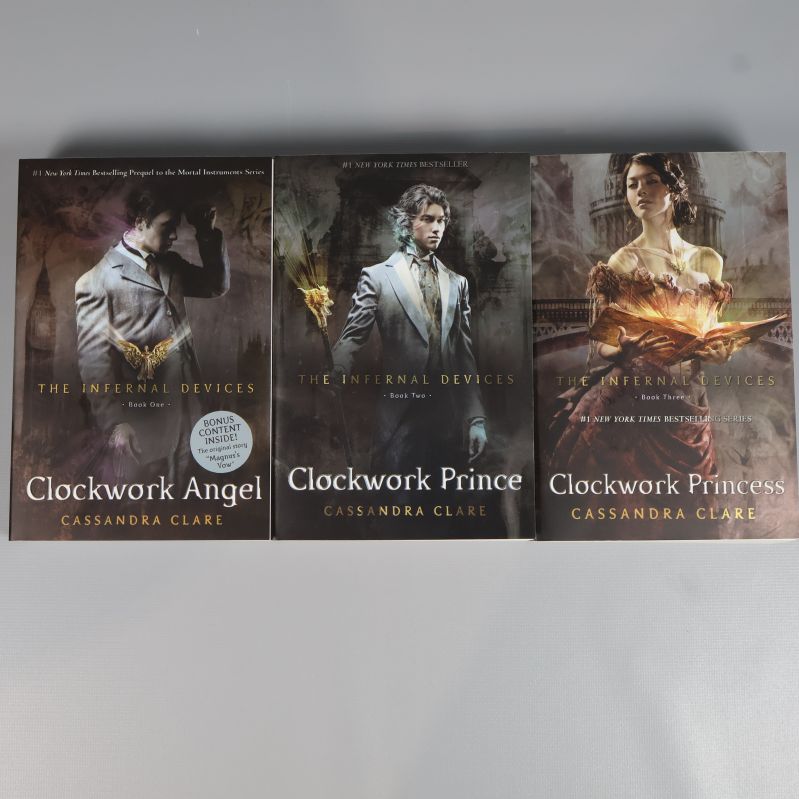Omslag till böckerna Clockwork Angel, Clockwork Prince och Clockwork Princess