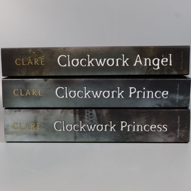 Ryggar på böckerna Clockwork Angel, Clockwork Prince och Clockwork Princess