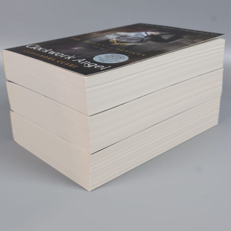 Sidor och bokryggar i närbild för trilogin