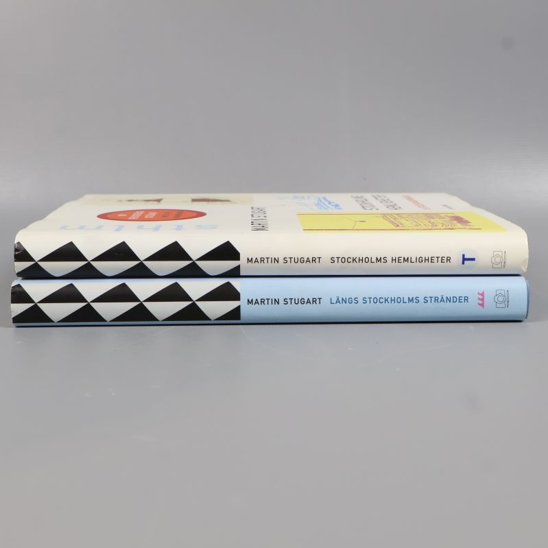 Ryggar av två böcker med boktitlar och författarnamn