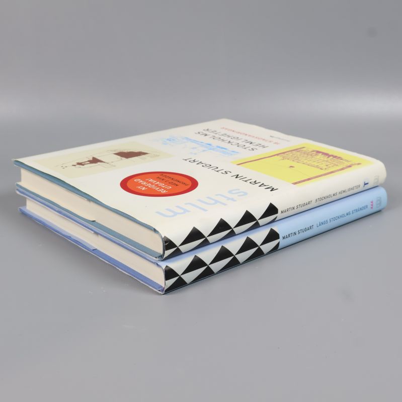 Två böcker staplade snett ovanifrån