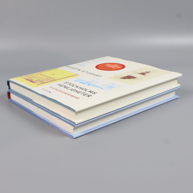 Böckerna sedda snett från andra sidan