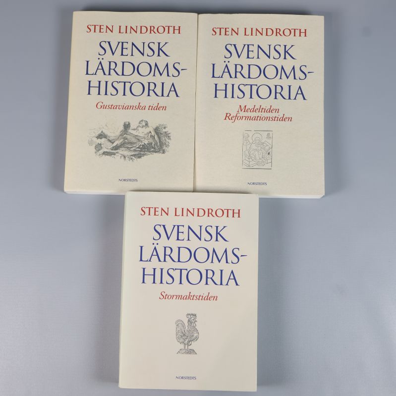 Tre böcker ur serien Svensk lärdomshistoria av Sten Lindroth med framfötter synliga