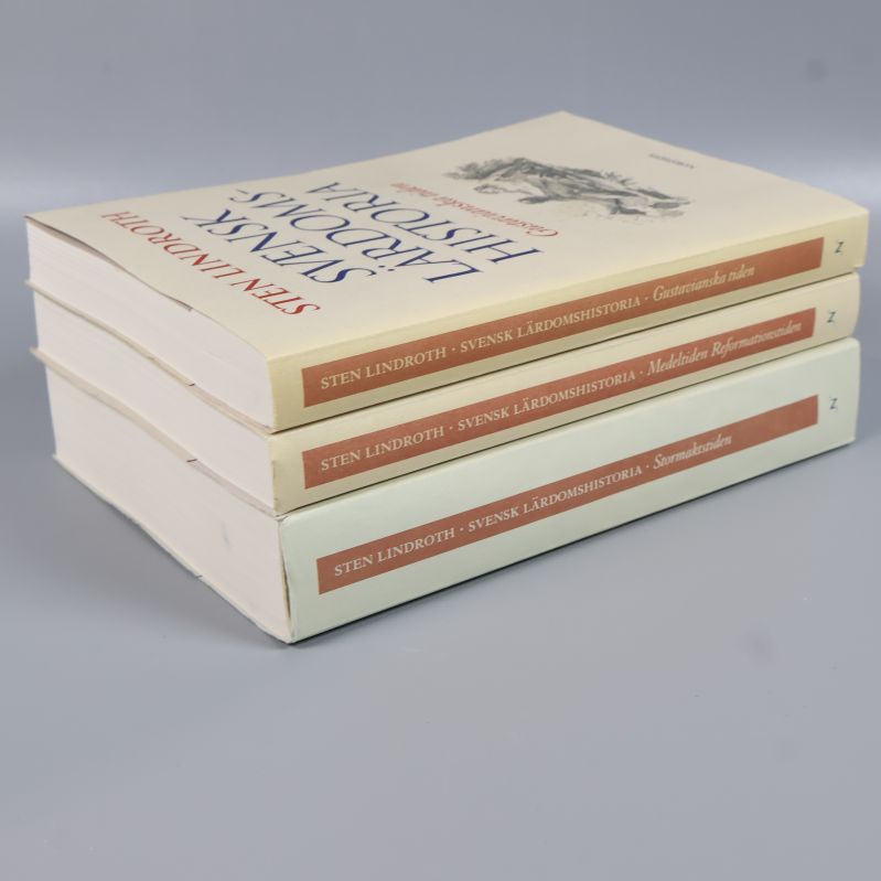 Tre böcker travade, visar bokryggarnas färg och tjocklek