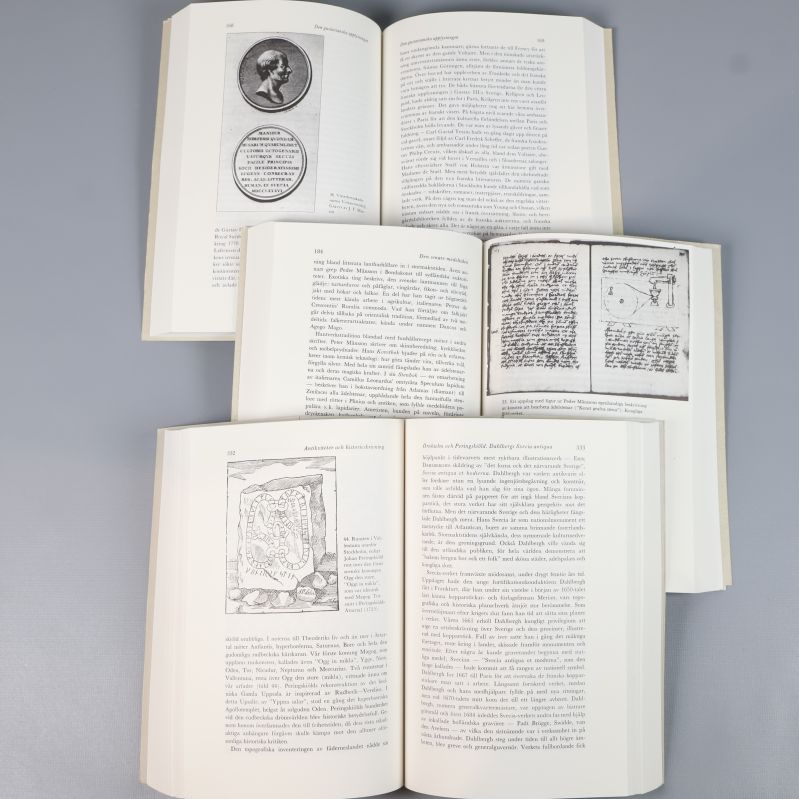 Uppslagna sidor från böckerna med bilder och text