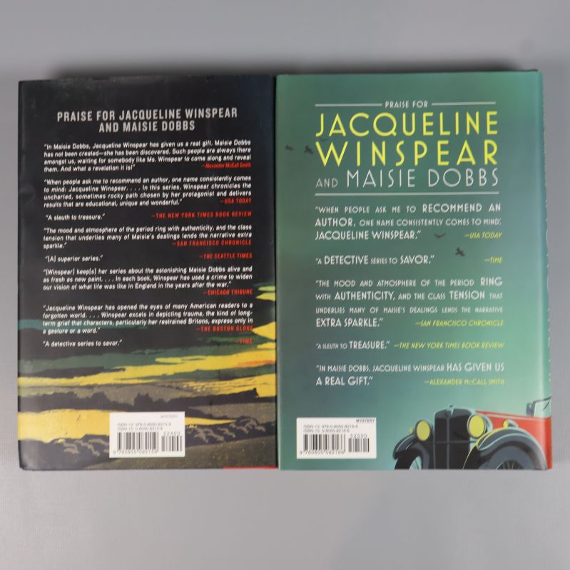 Baksidor av böckerna med citat och recensioner