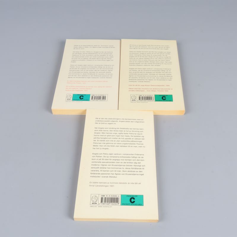 Baksidor av tre böcker med text och streckkoder