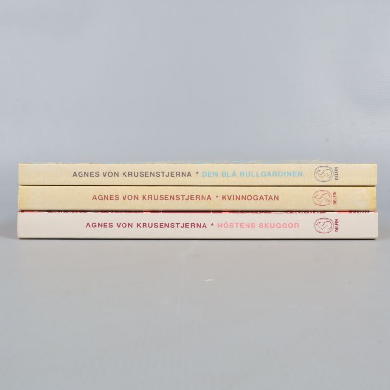 Ryggar på tre böcker med titlar och författarnamn