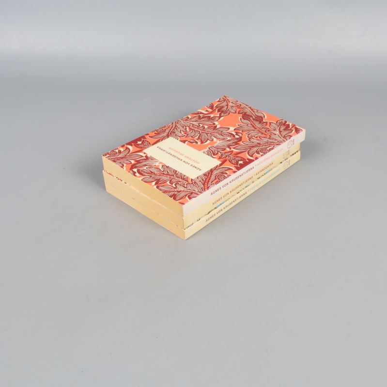 Bokpaket i stapel med synlig ovansida och omslag