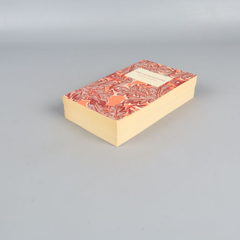 Bokpaket i stapel med synlig framsida och sidor