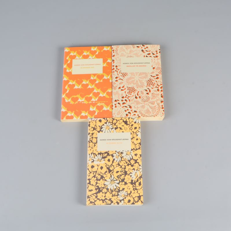 Tre böcker ur Fröknarna von Pahlen-serien av Agnes von Krusenstjerna med mönstrade omslag