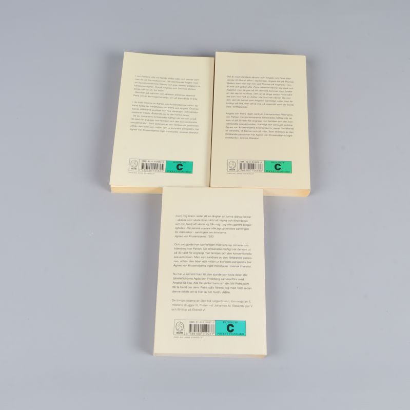 Baksidor på tre pocketböcker med beskrivningar och streckkodsetiketter