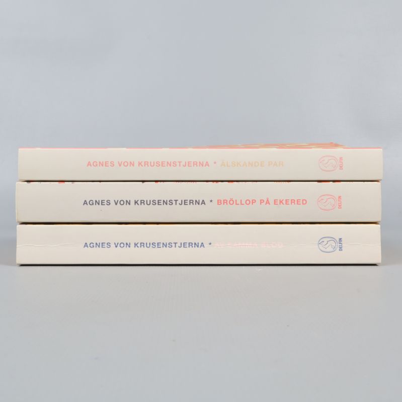 Ryggarna på tre böcker av Agnes von Krusenstjerna med titlar och förlagslogotyper