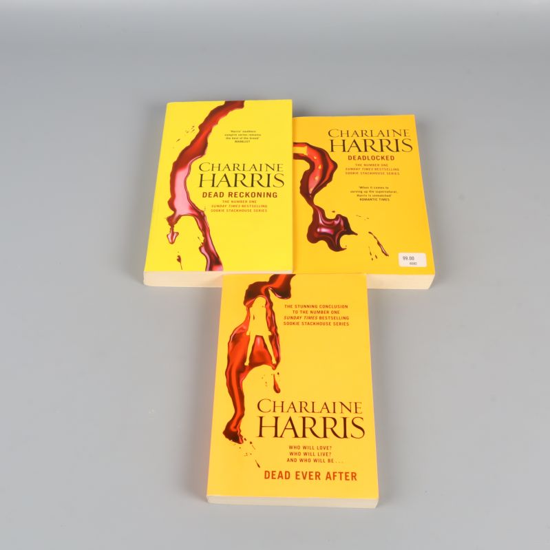 Tre böcker av Charlaine Harris med gula omslag och röda stänk