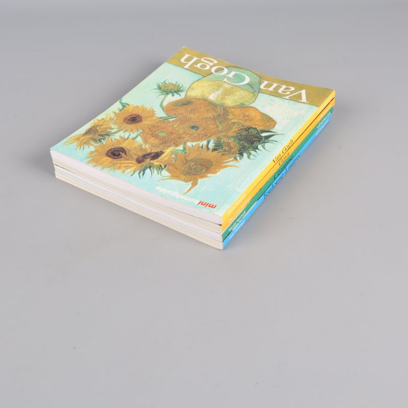 Fyra konstguider staplade med Van Gogh överst, sett snett ovanifrån