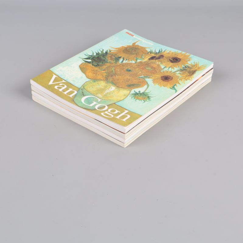 Bokpaket liggande med Van Gogh-omslaget synligt överst