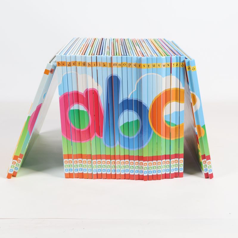 Alla a till ö ABC-böcker står uppställda i ordning