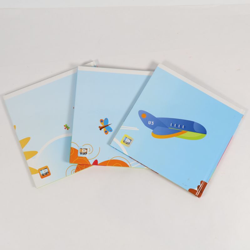 Tre bokryggar och baksidor med illustrationer och serienummer