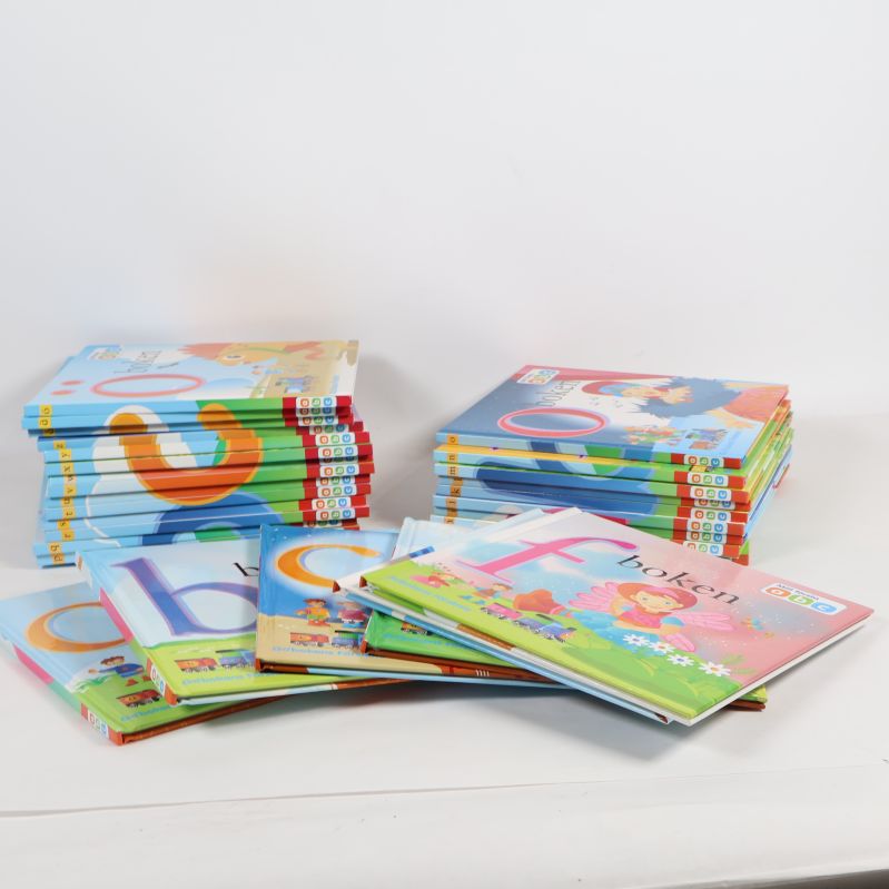 Alla alfabetböcker sorterade i högar på ett bord