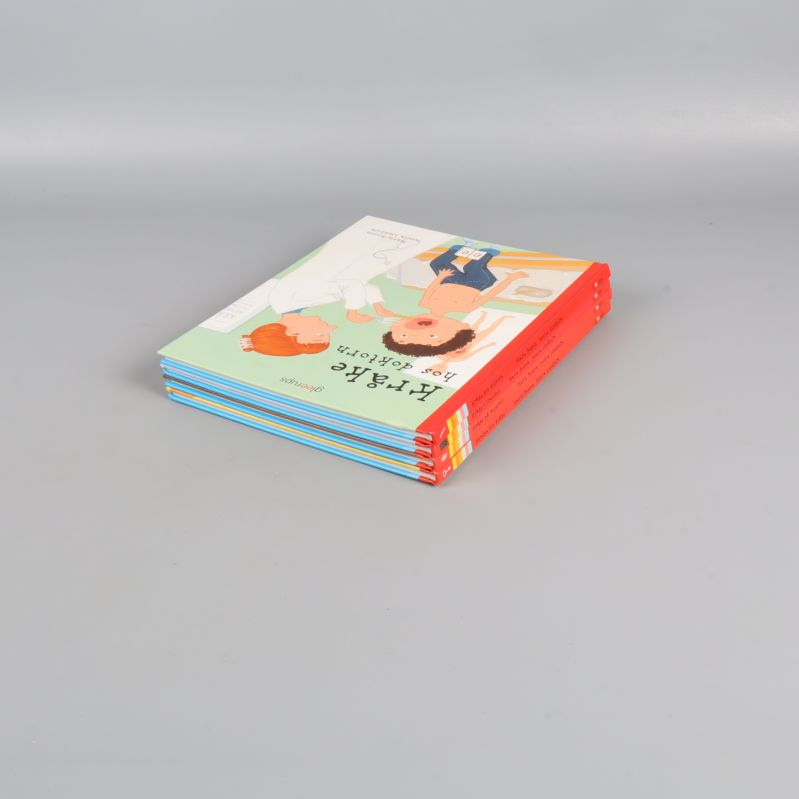 Fyra staplade Kråke-böcker med framsidan uppåt