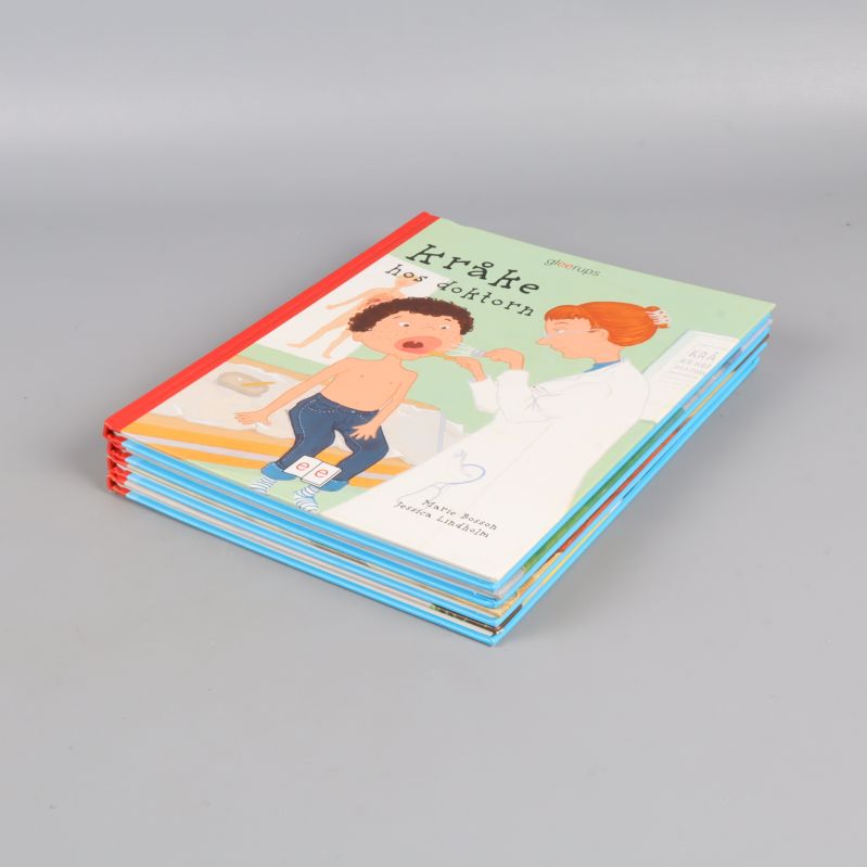 Kråke hos doktorn överst av staplade böcker