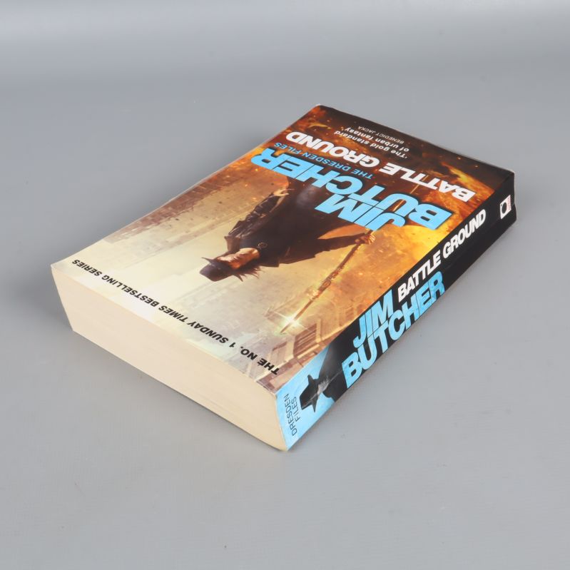 Battle Ground av Jim Butcher liggande på bordet med omslaget synligt