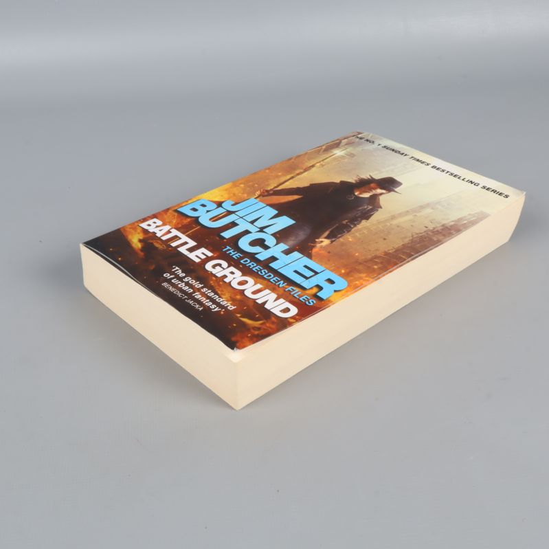 Battle Ground av Jim Butcher sedd från sidan med tydlig boksida