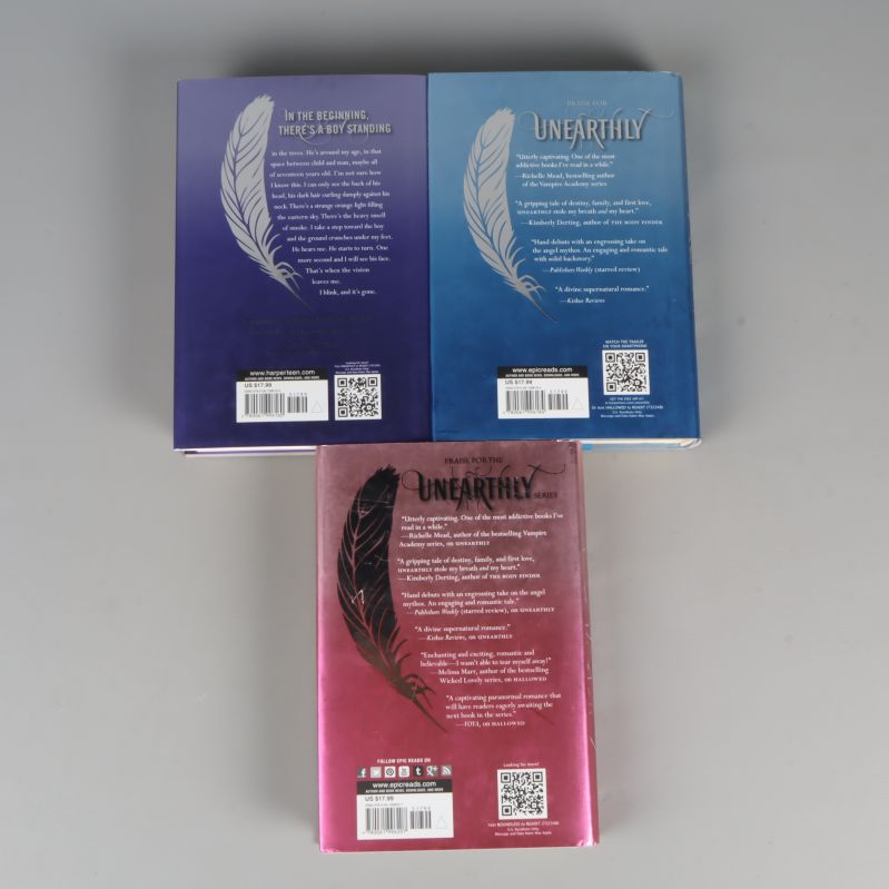 Baksidor med texter och streckkoder på alla tre böcker